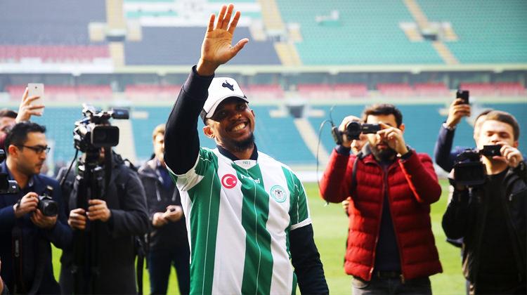 Samuel Eto'o imzayı attı, sahaya çıktı!