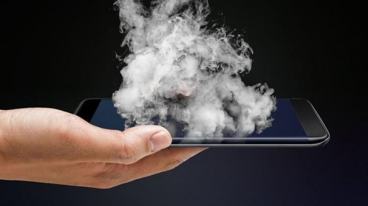 Telefon patladı! Gözünden ve parmağından oldu