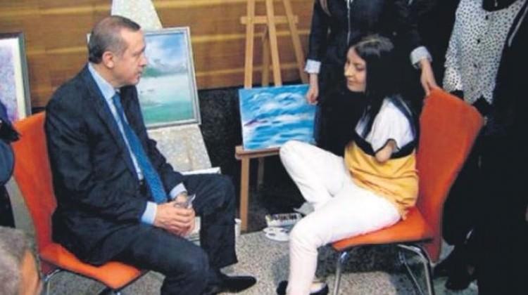 Ayağıyla resim yaptı, yetmedi kitap yazdı