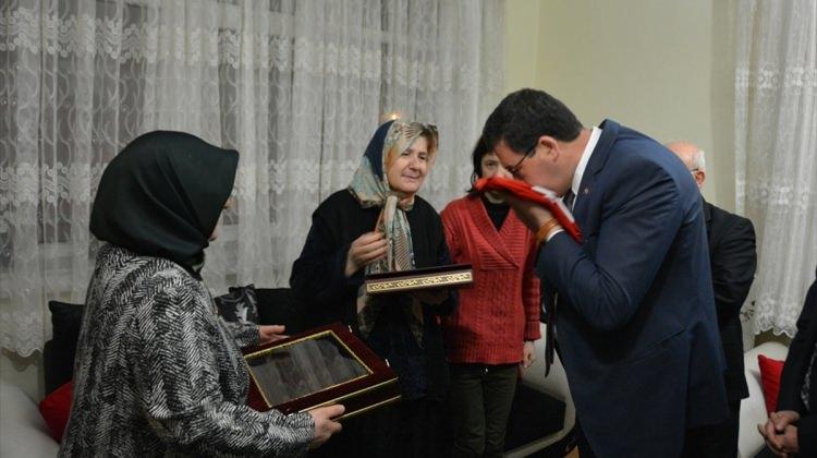 Bakan Yılmaz'dan Afrin şehidinin ailesine Türk bayrağı ve Kur'an