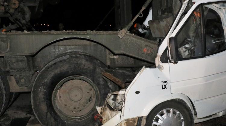 Park halindeki askeri tıra minibüs çarptı: 4 ölü