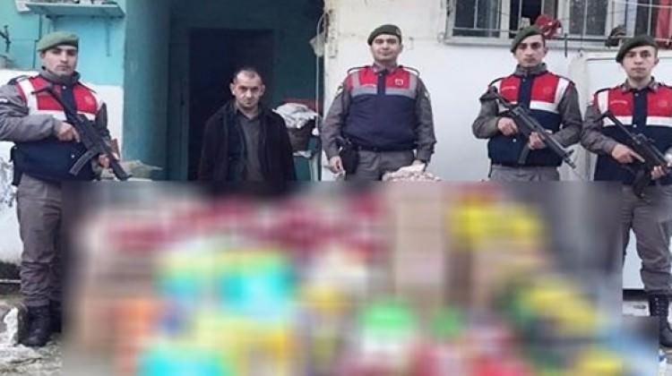 Bakkalda suçüstü yakalandı, evi market gibi çıktı