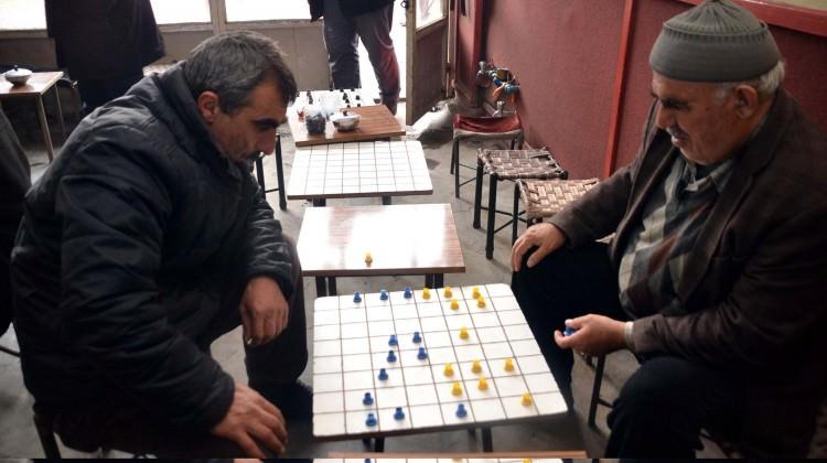Bu çay ocağında sadece satranç ve dama oynanıyor