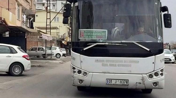 Kucağında çocuk, elinde telefon! Cezayı yedi...