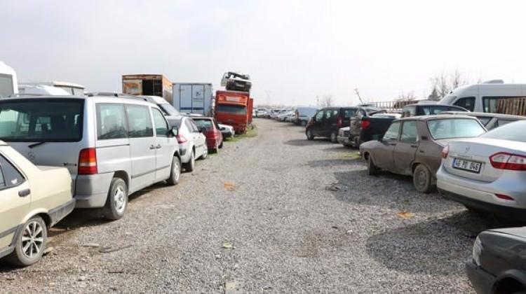 Servet değerindeki araçlar otoparkta çürüyor