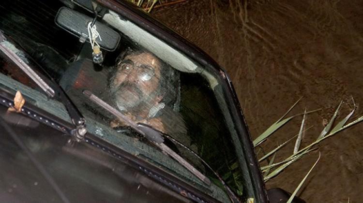 Keyfini bozmadı! İçmeye devam etti