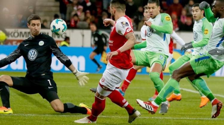 Wolfsburg deplasmandan tek puanla döndü!