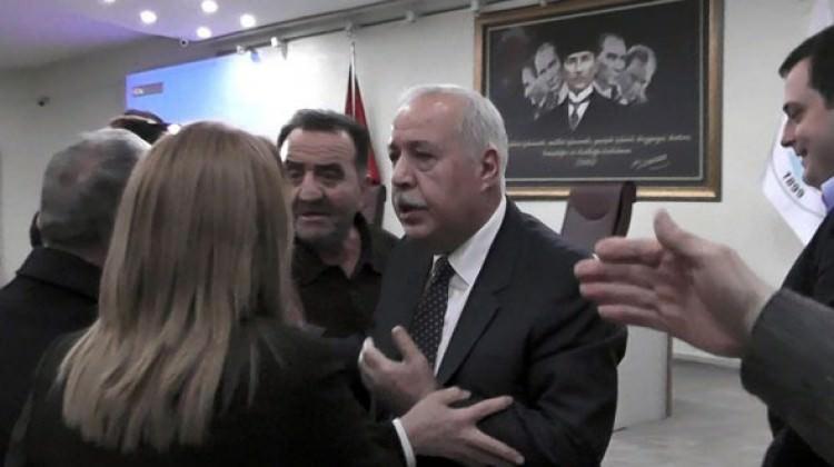 CHP'li üye MHP'li kadın üyeyi dövmeye kalktı