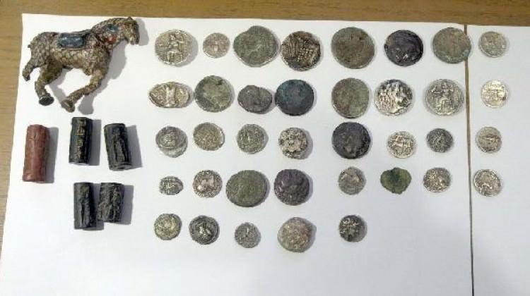 Hepsi otobüsteki yolcunun çantasından çıktı