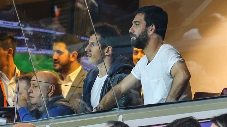 Başakşehir-Beşiktaş maçında şok kavga! Başakşehir-Beşiktaş maçında şok kavga!