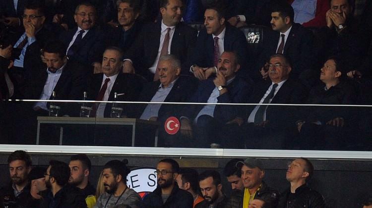 Başbakan derbiyi statta izledi