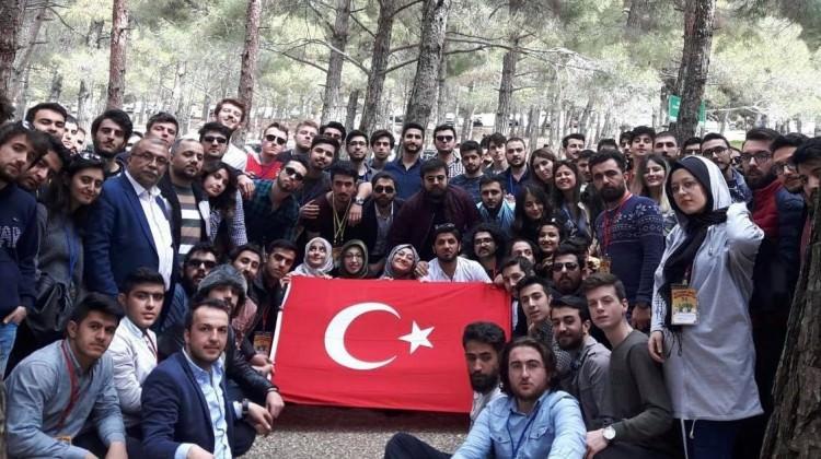 İnşaat mühendisliği öğrencilerinden örnek hareket