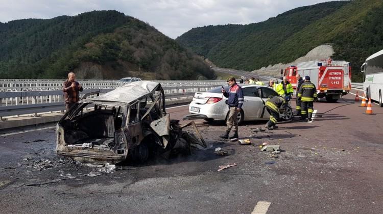 Otobanda feci kaza! 2 kişi yanarak öldü