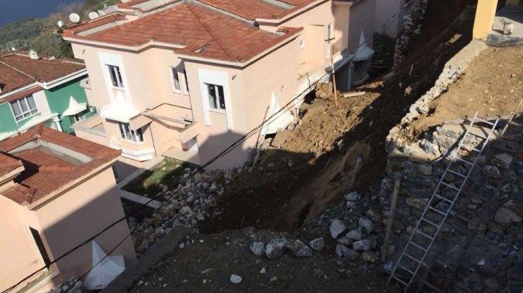 Villaların üzerine istinat duvarı çöktü