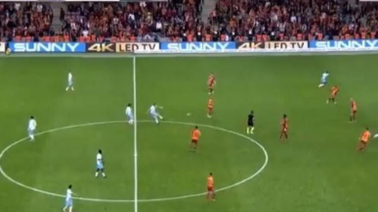 Dev maçta inanılmaz gol! Orta sahadan...