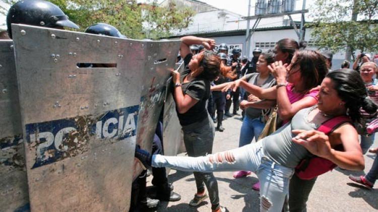 Venezuela'da bir polis karakolunda ayaklanma!