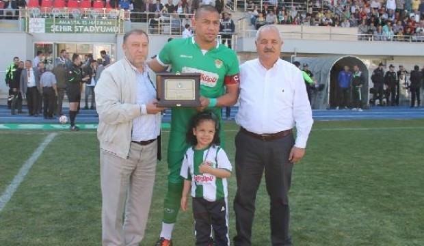 Kahe futbol kariyerini sonlandırdı