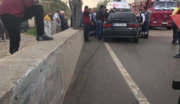 Otomobil beton duvara çarparak durabildi: 3 yaralı