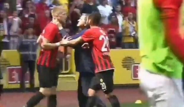 Yılmaz Vural çıldırdı! Boğazına sarıldı