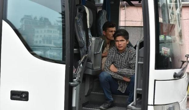 50 kaçak göçmen yakaladı