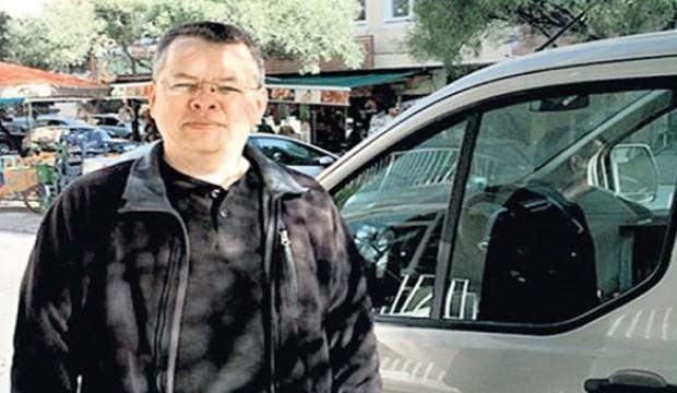 Ajan papaz Brunson, bir anda ağlamaya başladı