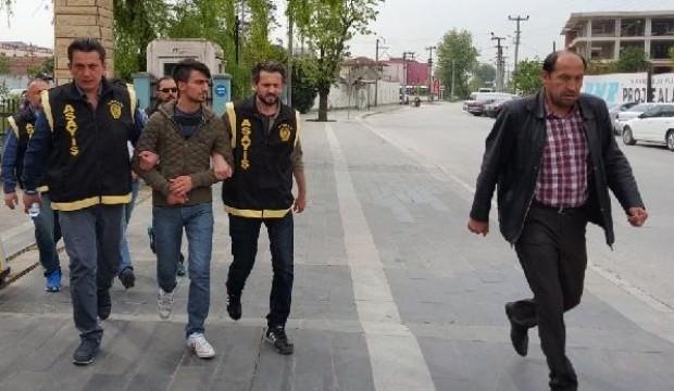 Arkadaşını otomobille ezerek öldürdü