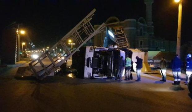 Damperi açık unutulan kamyon tabelaya çarptı