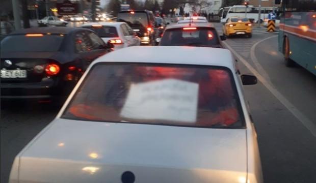 Görenler hayrete düştü! Aracın camına bunu yazdı