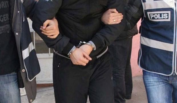 Polisleri görünce kız arkadaşının çantasına attı
