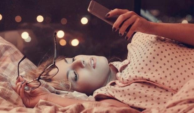 Uyumadan önce telefon kullanmak nelere neden olur Uyumadan önce telefon kullanmak nelere neden olur