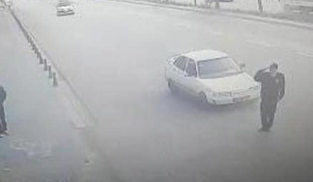 Valiye selam veren polise otomobil çarptı