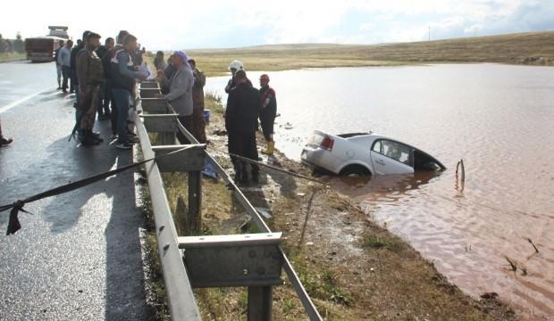 Su dolu çukura otomobil devrildi: 4 ölü, 3 yaralı