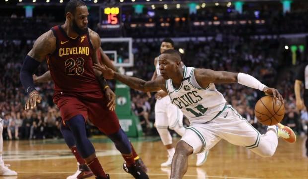 Boston Cleveland'ı parkeden sildi! Fark...