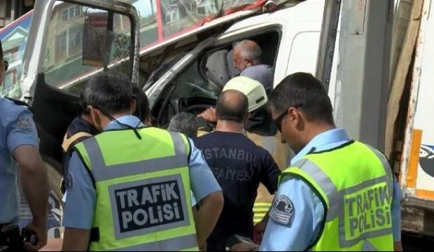 Büyükçekmece'de kamyon binaya girdi!