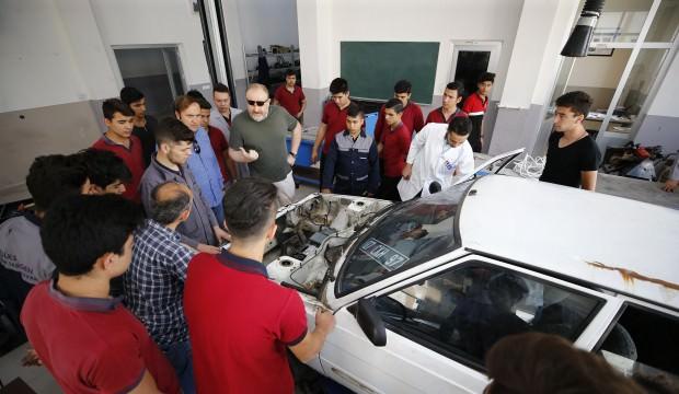 Gençlerin arabasını test ediş yöntemler şaşırttı