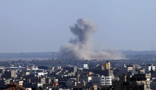 İşgalci İsrail Hamas'a ait askeri noktaları vurdu