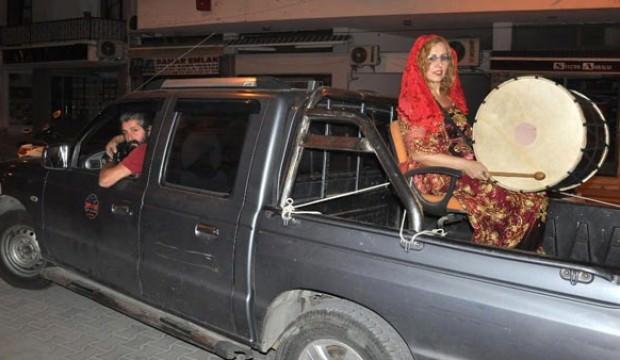 Kadın davulcuyla sahura kalkıyorlar