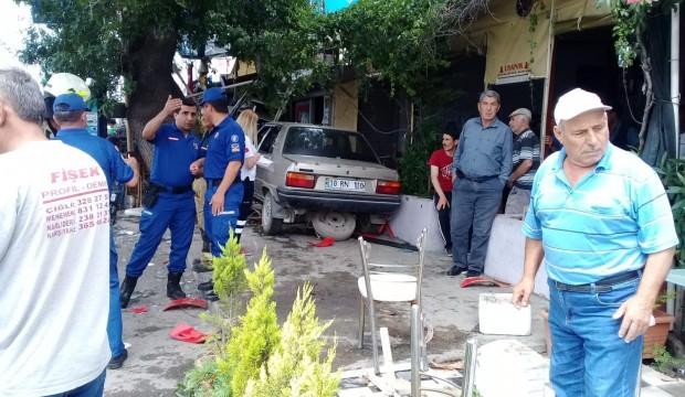 Kahvehaneye dalan otomobil yaşlı adamın sonu oldu