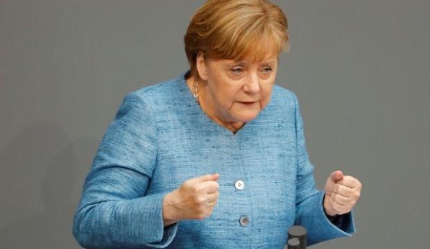 Merkel: İran anlaşmaya bağlı kalıyor
