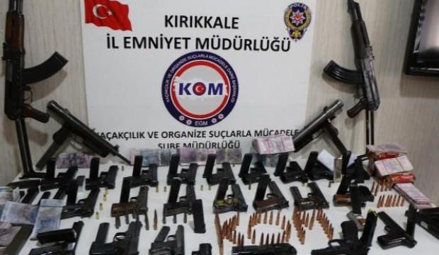 Satmaya getirdiği 30 silahla yakalandı