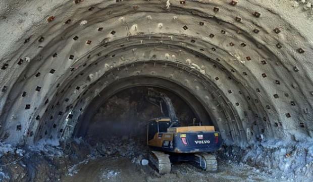 En uzun tünelde 80 metrelik kazı