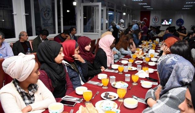 Dünya gençleri iftarda buluştu