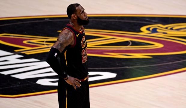 LeBron James kırık elle oynamış