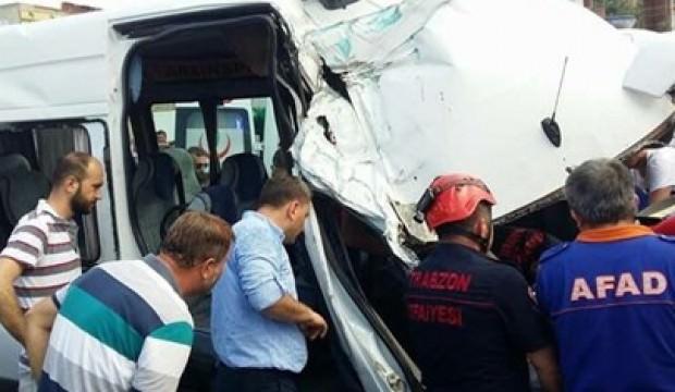Yolcu minibüsü çöp kamyonuna çarptı: 10 yaralı