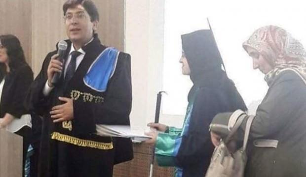Görme engelli kızını hukuk bölümünden mezun etti