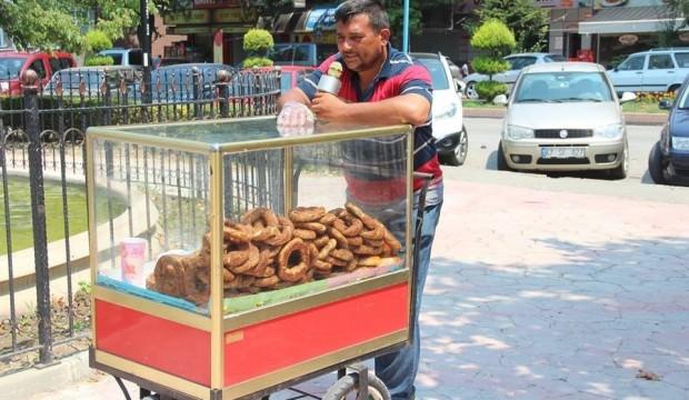 Seyyar simitçiden ilginç taktik!
