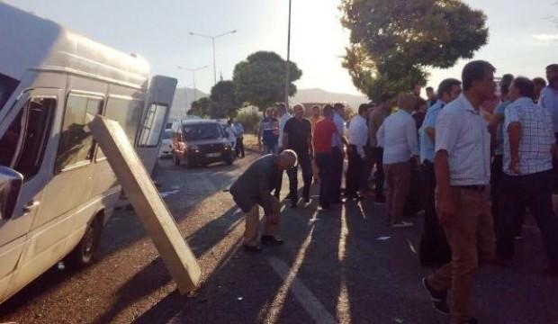 Düğüne giden minibüs devrildi: 11 yaralı