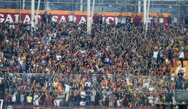 G.Saray taraftarından Emre Akbaba tezahüratı!