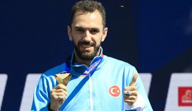 Ramil Guliyev altın madalyasını törenle aldı