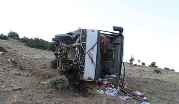 Servis şarampole yuvarlandı: Çok sayıda yaralı